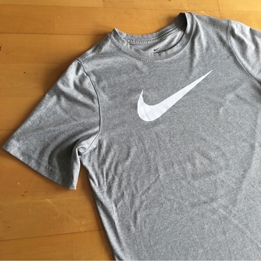 Nike Logo Short Sleeve Tee, Gray, White, Size XL (Youth)